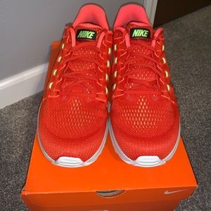 NEW WITH TAGS Nike Zoom Vomero 12